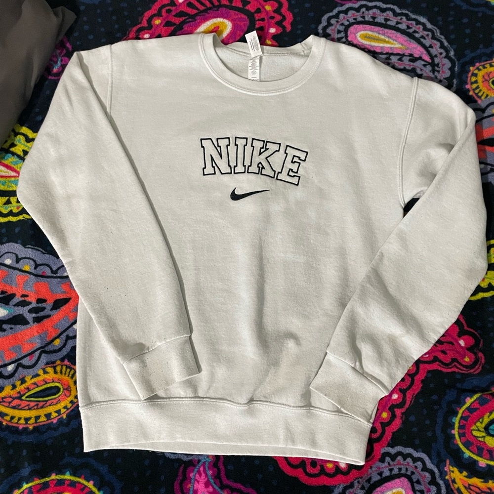 Women’s white nike crewneck